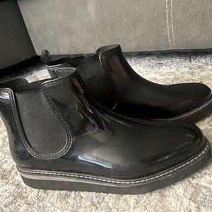 Black shiny rain boot cougar